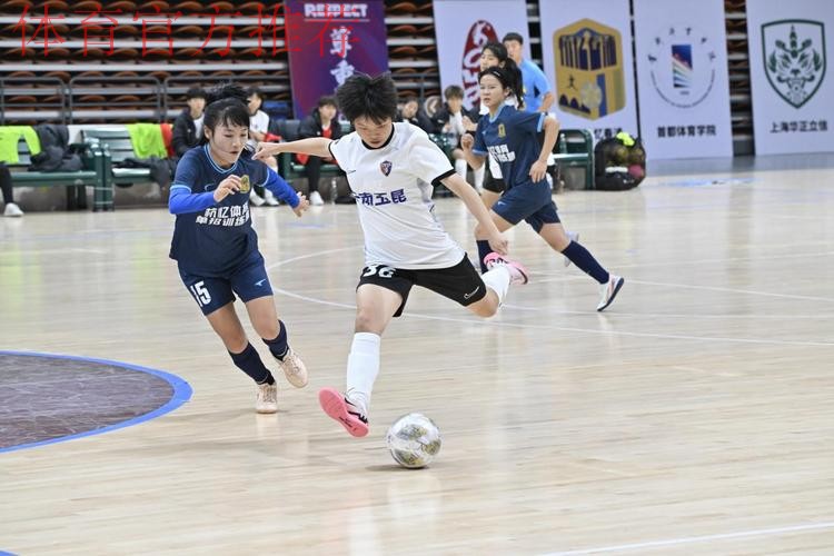 首度登顶 杭州临平乐茵斩获2025女五联赛冠军奖杯 首度登顶 杭州临平乐茵斩获2025女五联赛冠军奖杯