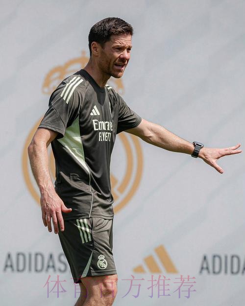 分析师:阿隆索在药厂有真正的边后卫 在皇马没有 分析师:阿隆索在药厂有真正的边后卫 在皇马没有