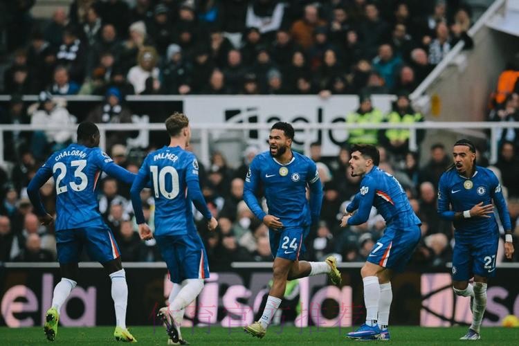英超-切尔西连追两球2-2纽卡 詹姆斯任意球门将助攻